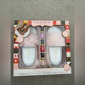 FAO Schwarz Pampered Play - Slipper and Pedicure Set